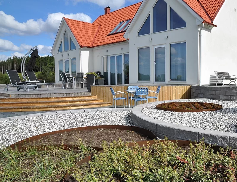 2. Stensattning runt huset gang