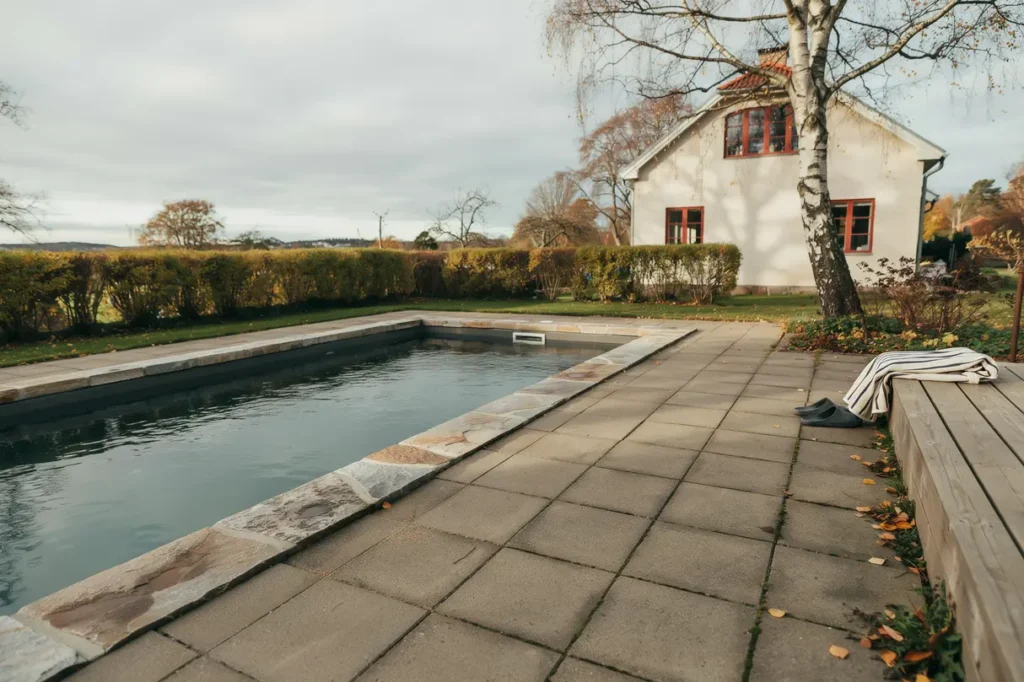 marksten vid poolen s kra snygga och l ttsk tta l sningar f r svenska villatr dg rdar